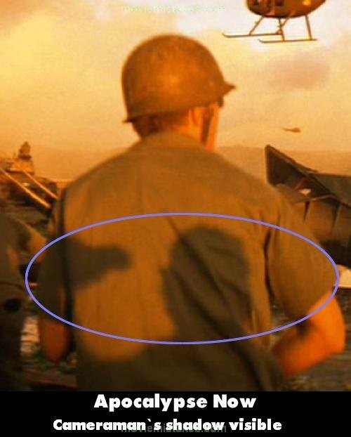Phim Apocalypse Now (Ngày tận thế), bóng người quay phim hiện rõ trên áo diễn viên.